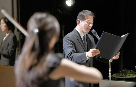 　福島県主催の追悼式で追悼の詩を朗読する杉良太郎＝福島市