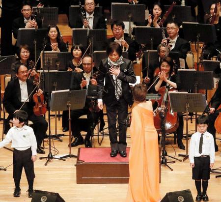 　指揮者として参加し、石巻の子供たち、クミコ、オーケストラの総勢１２９人をまとめ上げたつんく♂＝東京・サントリーホール