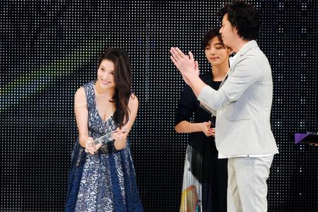 胸元をちらつかせる橋本マナミ