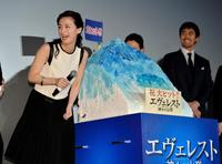 阿部寛（右）ら男性キャストから贈られたエヴェレストケーキに驚く尾野真千子（左）＝東京都千代田区のＴＯＨＯシネマズスカラ座（撮影・出月俊成）