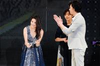 胸元をちらつかせる橋本マナミ