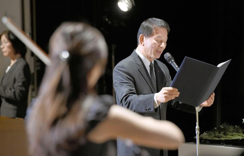 　福島県主催の追悼式で追悼の詩を朗読する杉良太郎＝福島市