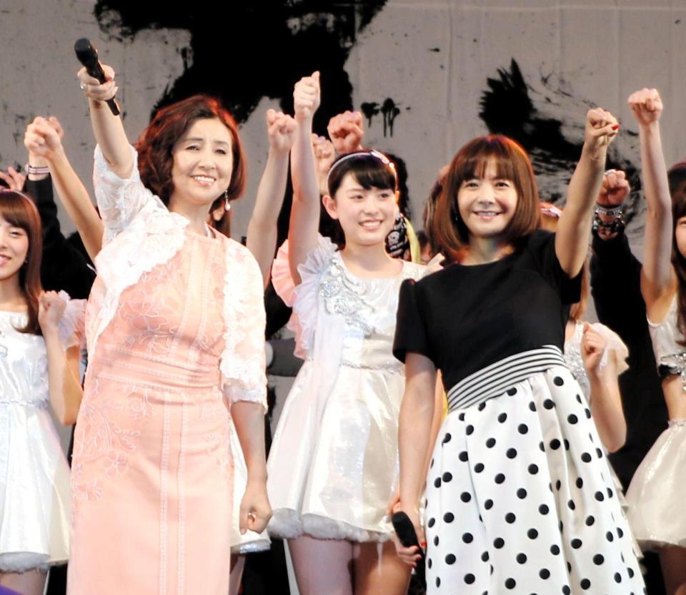 　「福魂祭」に出演した秋吉久美子（前列左）と華原朋美＝福島県郡山市のビッグパレットふくしま