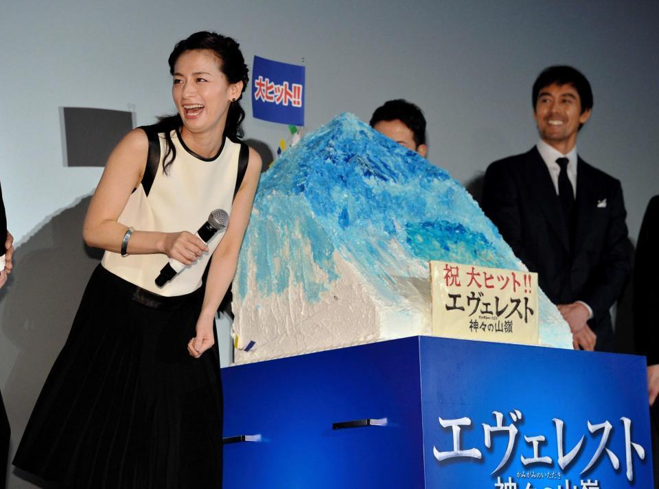 阿部寛（右）ら男性キャストから贈られたエヴェレストケーキに驚く尾野真千子（左）＝東京都千代田区のＴＯＨＯシネマズスカラ座（撮影・出月俊成）