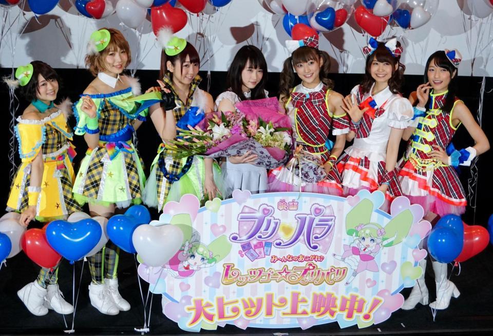 舞台あいさつを行った（左から）若井友希、澁谷梓希、山北早紀、川栄李奈、茜屋日海夏、芹澤優、久保田未夢＝新宿バルト９