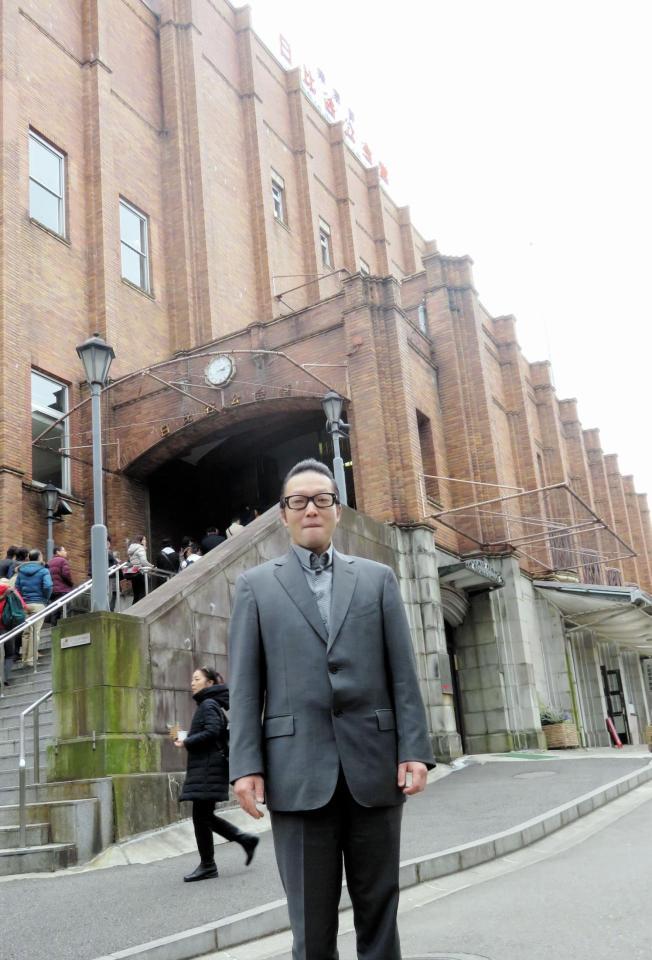 母・美空ひばりさんの思い出が詰まった会館でトークショーを行った長男の加藤和也氏＝東京・日比谷公会堂