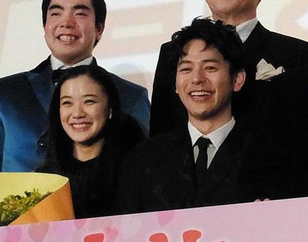 　妻夫木聡（右）から渡された黄色いラナンキュラスを持つ蒼井優＝東京・丸の内ピカデリー１