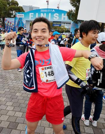 マラソンを完走し笑顔を見せる三遊亭とむ＝横浜市