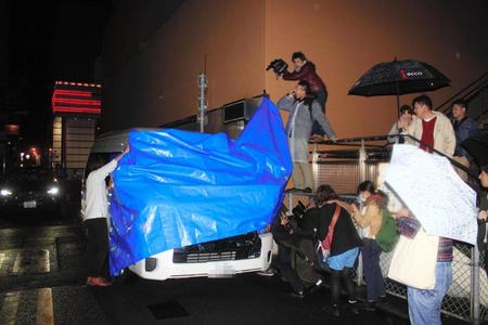 川谷が乗って会場を出たとみられる車。スタッフがシートや黒幕、段ボールを使って必死のガードが行われた＝高松市内（画像の一部を加工しています）