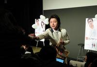 報道陣にもチョコを手渡しした藤原竜也＝東京・西新橋