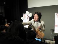 報道陣にもチョコを手渡しした藤原竜也＝東京・西新橋