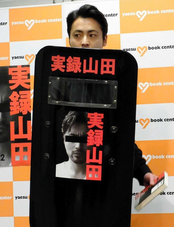 　盾を装備し、周囲を警戒しながら登場した山田孝之＝東京都内