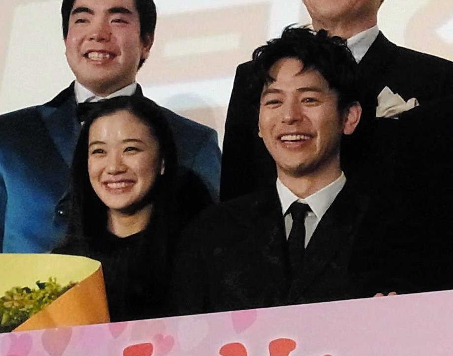 　妻夫木聡（右）から渡された黄色いラナンキュラスを持つ蒼井優＝東京・丸の内ピカデリー１