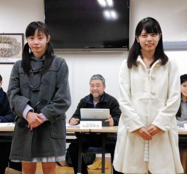 ＫＯＢｅｒｒｉｅＳ♪の５期生オーディションに合格した（左から）大出姫花さん、岡野春香さん＝神戸市内
