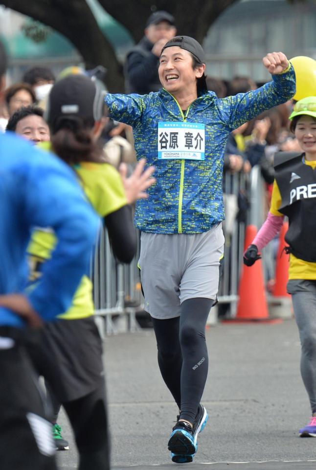 １０Ｋｍマラソン、去年よりタイムを落としてゴールした谷原章介＝山下公園