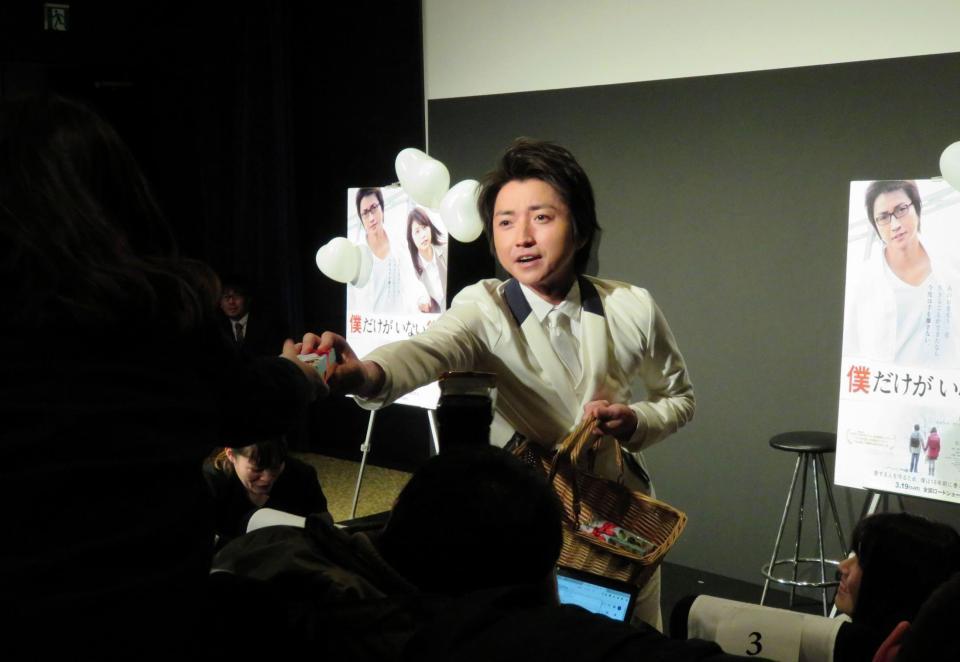 報道陣にもチョコを手渡しした藤原竜也＝東京・西新橋