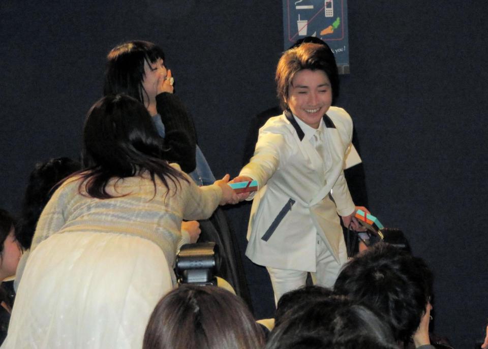 ファンにチョコを手渡しする藤原竜也＝東京・西新橋