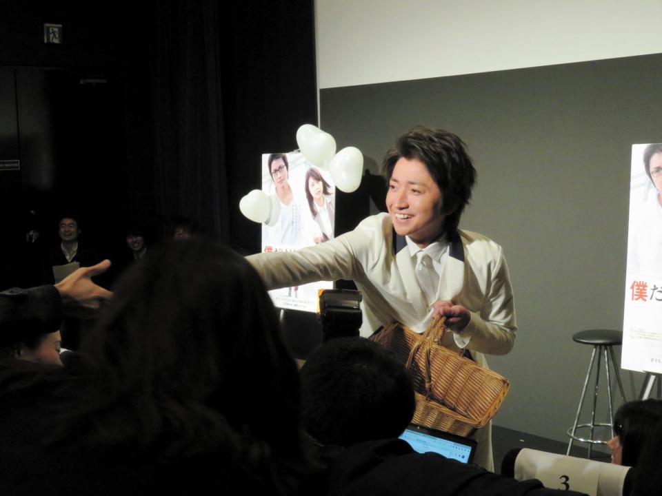 報道陣にもチョコを手渡しした藤原竜也＝東京・西新橋