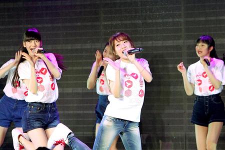 　ＮＧＴ４８劇場の公演にサプライズ出演した高橋みなみ（中央）