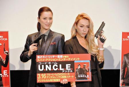 “美男美女”の組み合わせとなった遼河はるひ（左）とＧＥＮＫＩＮＧ＝東京・秋葉原