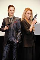 “美男美女”の組み合わせとなった遼河はるひ（左）とＧＥＮＫＩＮＧ＝東京・秋葉原