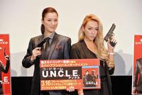 “美男美女”の組み合わせとなった遼河はるひ（左）とＧＥＮＫＩＮＧ＝東京・秋葉原