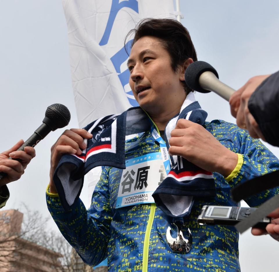 　走り終えてインタビューに応じる谷原章介＝山下公園
