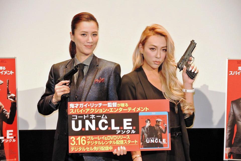 “美男美女”の組み合わせとなった遼河はるひ（左）とＧＥＮＫＩＮＧ＝東京・秋葉原