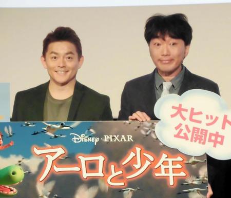 たんぽぽ・川村にエールを送ったスピードワゴンの（左から）井戸田潤、小沢一敬＝都内