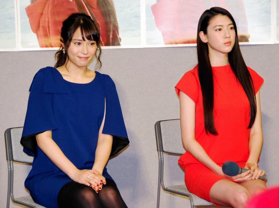 完成披露試写会に出席した広瀬アリス（左）と三吉彩花