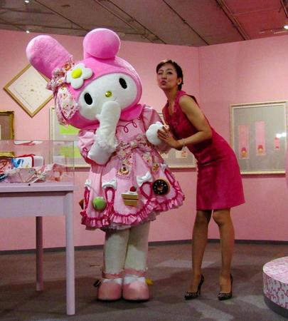 キャラクターのマイメロディ（左）とのツーショットでウインクポーズをとる神田うの