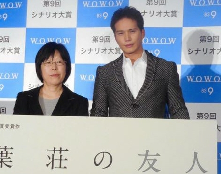 ドラマ「双葉荘の友人」の制作発表会見に登場した市原隼人（右）と平松恵美子監督＝東京・赤坂のＷＯＷＯＷ本社