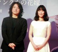 映画「リップヴァンウィンクルの花嫁」の完成披露イベントに登場した岩井俊二監督（左）と黒木華＝東京・新宿バルト９