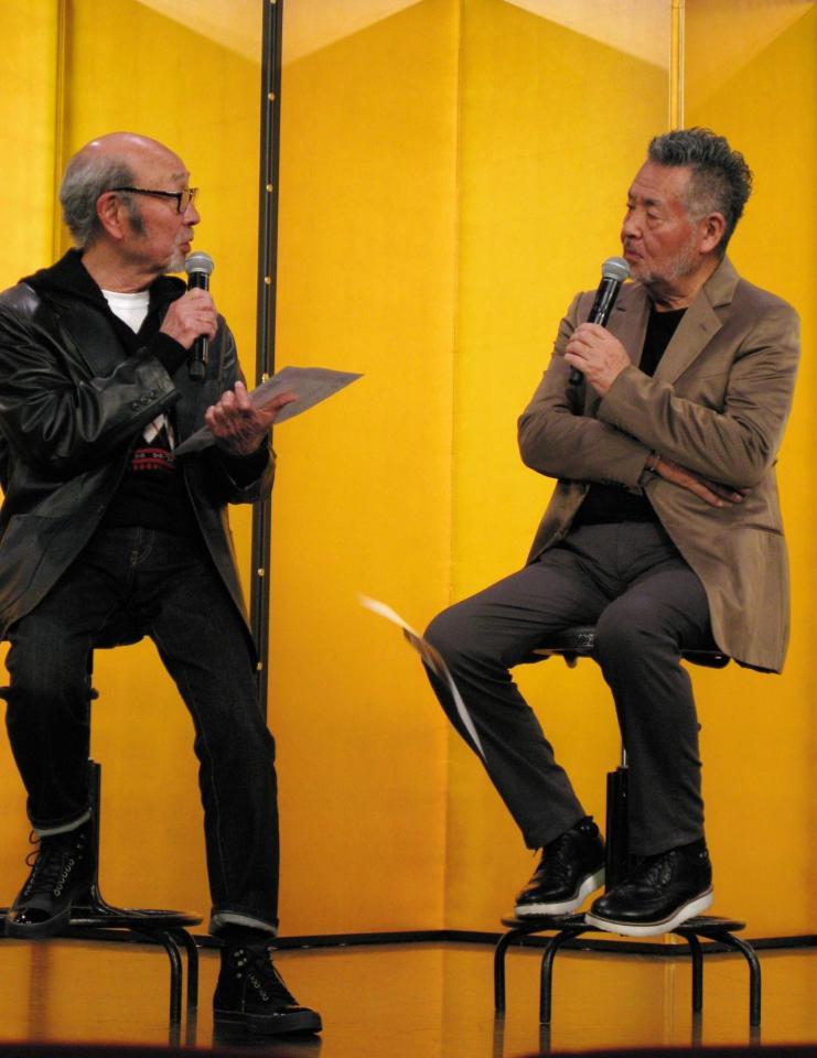 掛け合い漫才のようなトークを展開する中村泰士（右）と佐川満男＝大阪市内