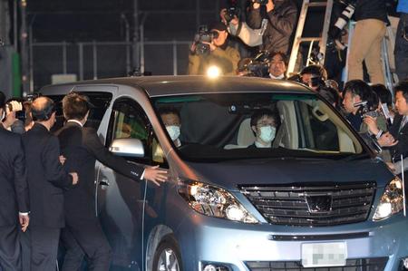 保釈された清原は、後部座席を目隠しした車で警視庁を後に…＝東京・桜田門（一部画像加工をしています）