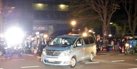 保釈された清原は、後部座席を目隠しした車で警視庁を後に…＝東京・桜田門