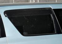 保釈された清原被告を乗せたと思われる車は後部座席の窓も黒く隠される＝東京・桜田門（撮影・堀内翔）