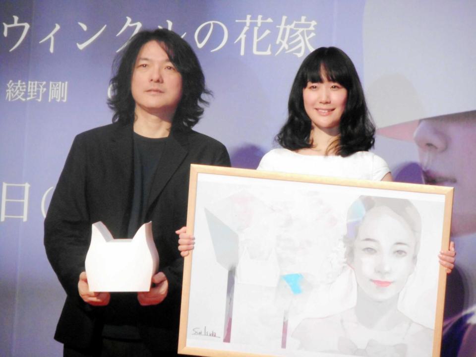 　映画「リップヴァンウィンクルの花嫁」の完成披露イベントに登場した岩井俊二監督（左）と黒木華＝東京・新宿バルト９