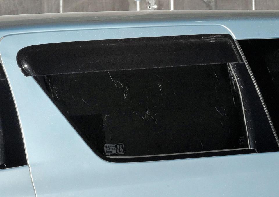 保釈された清原被告を乗せたと思われる車は後部座席の窓も黒く隠される＝東京・桜田門（撮影・堀内翔）