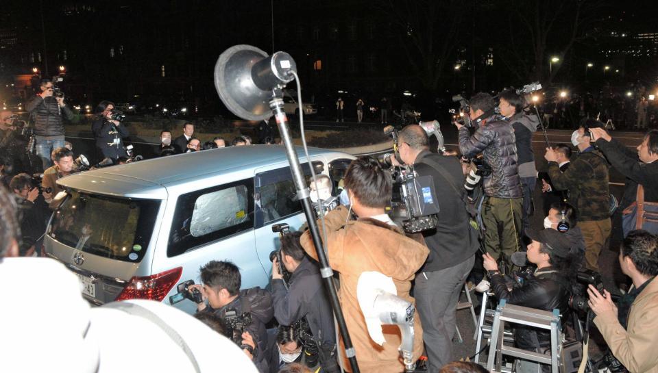 保釈された清原和博被告を乗せたと思われる車両＝警視庁本部（撮影・佐々木彰尚）
