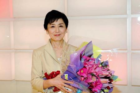 　最後の出演を終え、花束を贈られた国谷裕子キャスター