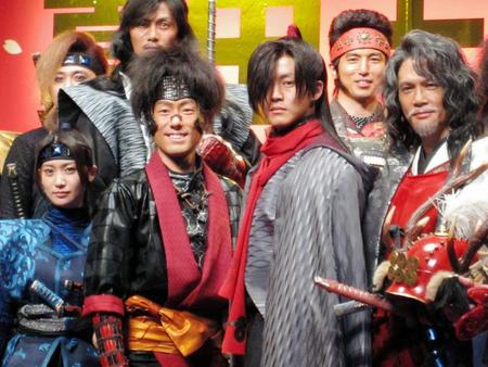 真田十勇士クランクアップ会見に登場した（前列左から）大島優子、中村勘九郎、松坂桃李、加藤雅也＝都内