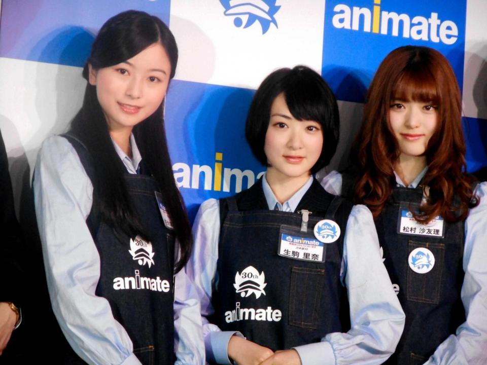 　会見に登場した乃木坂４６の（左から）佐々木琴子、生駒里奈、松村沙友理＝東京・アニメイト池袋本店