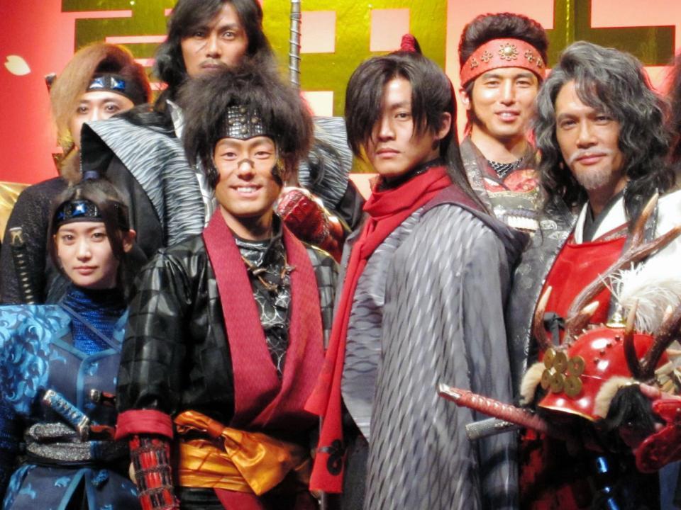 真田十勇士クランクアップ会見に登場した（前列左から）大島優子、中村勘九郎、松坂桃李、加藤雅也＝都内