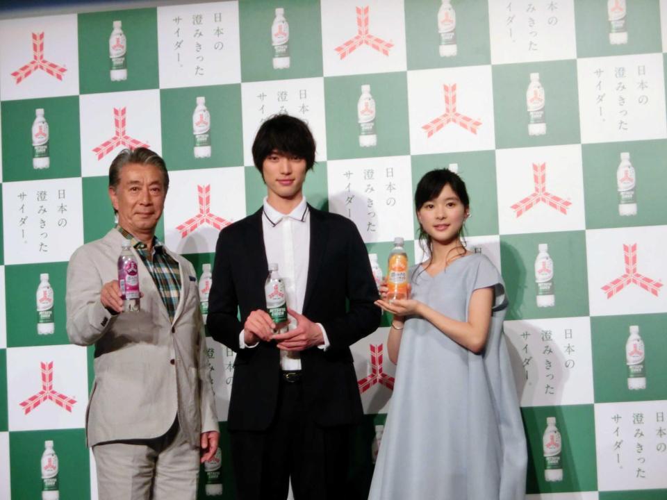 　三ツ矢サイダーＣＭ発表会に出席した（左から）高田純次、福士蒼汰、芳根京子＝東京都中央区のベルサール汐留