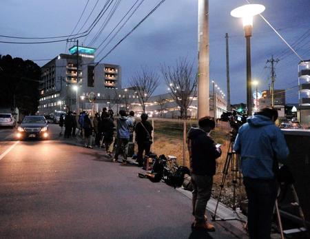 　病院前に詰めかける報道陣（画像は一部加工しています）＝撮影・開出牧