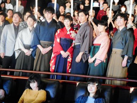 映画「ちはやふる－上の句－」の初日舞台あいさつをした（左から）小泉徳宏監督、矢本悠馬、真剣佑、広瀬すず、野村周平、上白石萌音、森永悠希＝東京・ＴＯＨＯシネマズ六本木ヒルズ