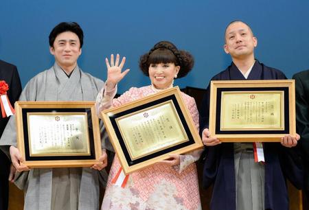 浅草芸能大賞授賞式で記念撮影に納まる（左から）市川染五郎、黒柳徹子、春風亭一之輔＝東京・浅草公会堂