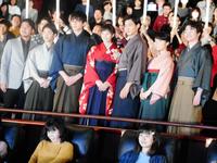 映画「ちはやふる－上の句－」の初日舞台あいさつをした（左から）小泉徳宏監督、矢本悠馬、真剣佑、広瀬すず、野村周平、上白石萌音、森永悠希＝東京・ＴＯＨＯシネマズ六本木ヒルズ