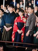 映画「ちはやふる－上の句－」の初日舞台あいさつをした（左から）真剣佑、広瀬すず、野村周平
